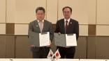 Korea Office of Civil Aviation’s Kim Yeong Kook and Japan Civil Aviation Bureau's Toshiyuki Onuma